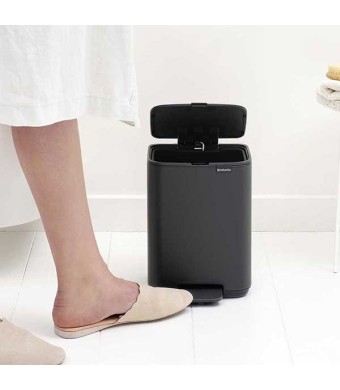 פח לשירותים BO פדל 4 ליטר, אפור כהה מינרלי Brabantia + משלוח חינם + הנחה 10% לנרשמים לניוזלטר