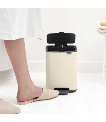 פח לשירותים BO פדל 4 ליטר, בז' עדין Brabantia + משלוח חינם + הנחה 10% לנרשמים לניוזלטר