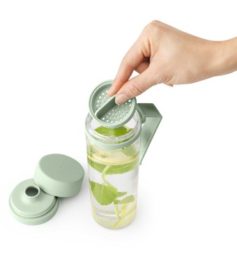 בקבוק מים 0.5 ליטר + מסננת פירות Make & Take, פלסטיק שקוף ללא BPA, מכסה ירוק ג׳ייד Brabantia + עכשיו במבצע 30% הנחת פסח SALE