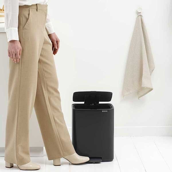 פח לשירותים BO פדל 12 ליטר, שחור מט Brabantia + משלוח חינם + הנחה 10% לנרשמים לניוזלטר