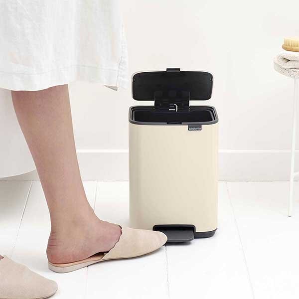 פח לשירותים BO פדל 4 ליטר, בז' עדין Brabantia + משלוח חינם + הנחה 10% לנרשמים לניוזלטר