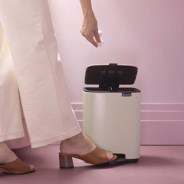 פח לשירותים BO פדל 7 ליטר, בז' עדין Brabantia + משלוח חינם + הנחה 10% לנרשמים לניוזלטר