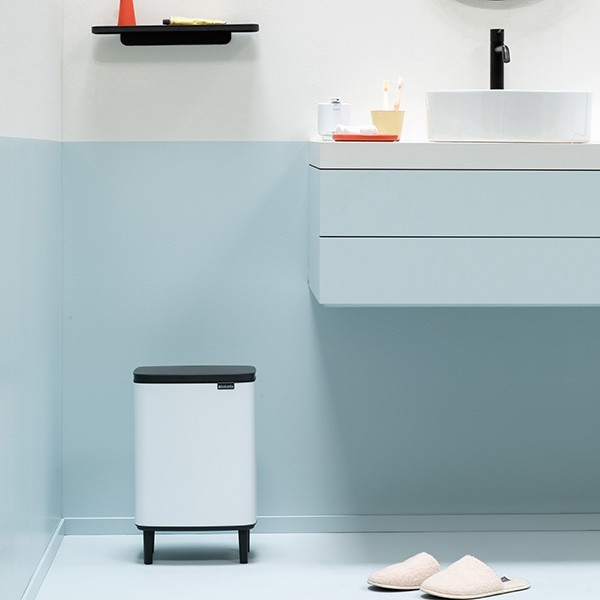פח אשפה לשירותים BO ברבנטיה 12 ליטר, לבן Brabantia + משלוח חינם + הנחה 10% לנרשמים לניוזלטר