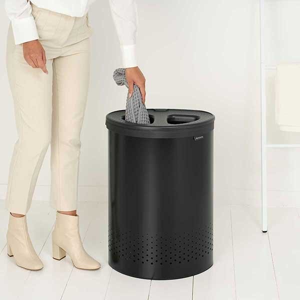 סל כביסה אובלי מחולק 55 ליטר שחור מט Brabantia + משלוח חינם + הנחה 10% לנרשמים לניוזלטר