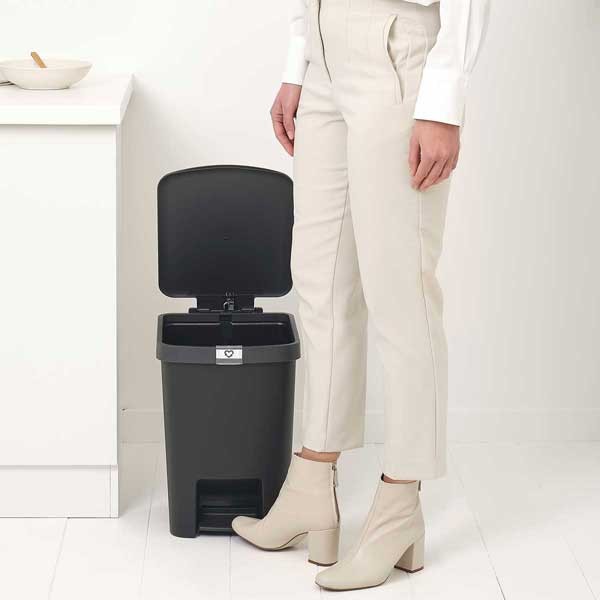 פח הפרדה StepUp פדל 25 ליטר פלסטיק, אפור כהה Brabantia + משלוח חינם + הנחה 10% לנרשמים לניוזלטר
