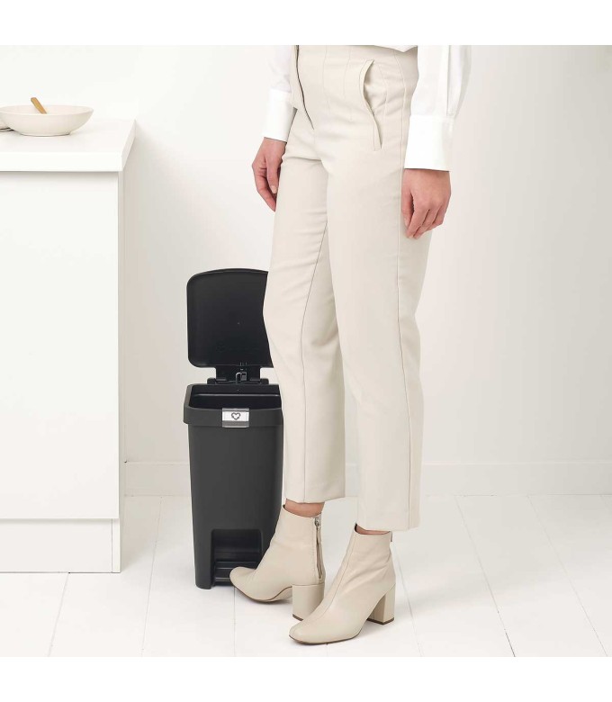 פח הפרדה StepUp פדל 10 ליטר פלסטיק, אפור כהה Brabantia + משלוח חינם + הנחה 10% לנרשמים לניוזלטר