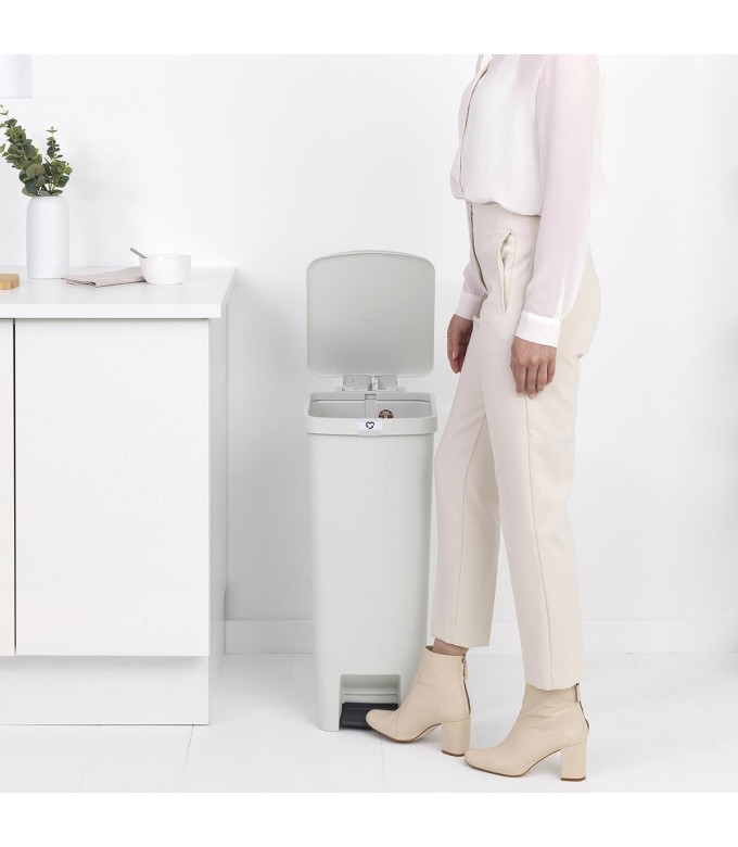 פח הפרדה StepUp פדל 40 ליטר פלסטיק, אפור בהיר Brabantia + משלוח חינם + הנחה 10% לנרשמים לניוזלטר