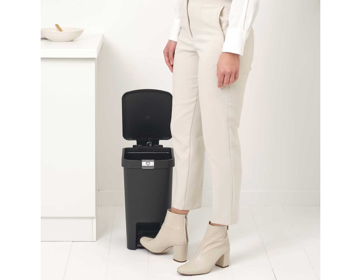 פח הפרדה StepUp פדל 16 ליטר פלסטיק, אפור כהה Brabantia + משלוח חינם + הנחה 10% לנרשמים לניוזלטר