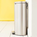 פח פדל אובלי - גב שטוח, 40 ליטר מט Brabantia FPP + הנחה 10% לנרשמים לניוזלטר