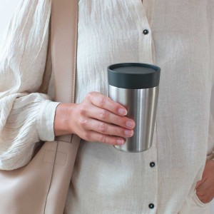 כוס תרמית 200 מ״ל Make & Take נירוסטה, מכסה פלסטיק ללא BPA אפור כהה Brabantia + הנחה 10% לנרשמים לניוזלטר