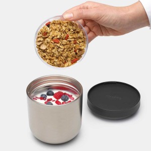 קערה תרמית 500 מ״ל Make & Take נירוסטה, מכסה פלסטיק ללא BPA אפור כהה ומיכל מתברג שקוף לתוספות יבשות Brabantia + עכשיו במבצע 40% הנחה SALE