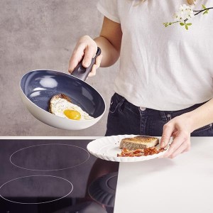 מחבת נון סטיק קרמי, אינדוקציה 20 ס״מ Brabantia אפור בהיר + ללא PFAS + הנחה 10% לנרשמים לניוזלטר