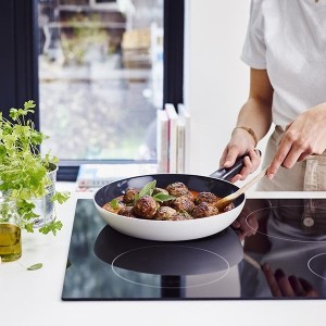 מחבת נון סטיק קרמי, אינדוקציה 28 ס״מ Brabantia אפור בהיר + ללא PFAS + הנחה 10% לנרשמים לניוזלטר