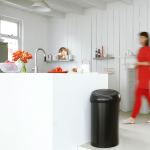 פח טאץ 60 ליטר שחור מט Brabantia + משלוח חינם + הנחה 10% לנרשמים לניוזלטר - Image 3